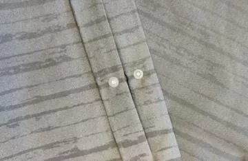 Šedý sen, detail zapínání