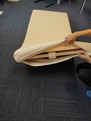 1 . Položíme si matraci na rovnou plochu, aby se kolem ní dobře pohybovalo.